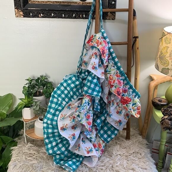 The Pioneer Woman Petal Party
Ruffled Laundry Bag With Rope
Drawstring - Picture 3 of 17